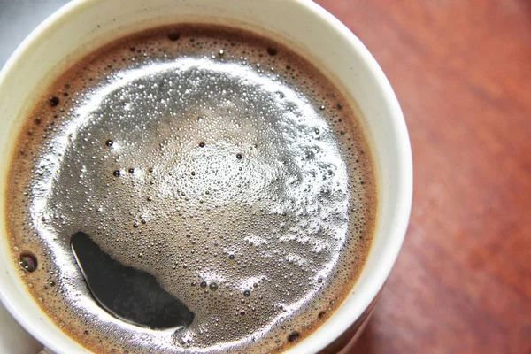 Eine weiße Tasse schwarzen Kaffees — Stockfoto