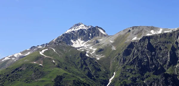 Montagnes du Caucase l'été. Le paysage montagneux de Dombai — Photo