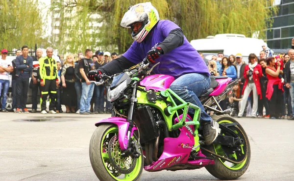 Moto estilo libre piloto de acrobacias en la plaza —  Fotos de Stock