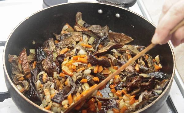 在锅里，胡萝卜，洋葱炒蘑菇 — 图库照片