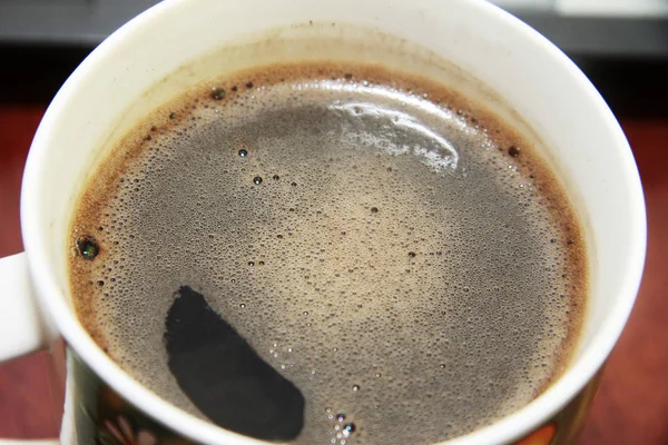 Uma xícara branca do café preto — Fotografia de Stock