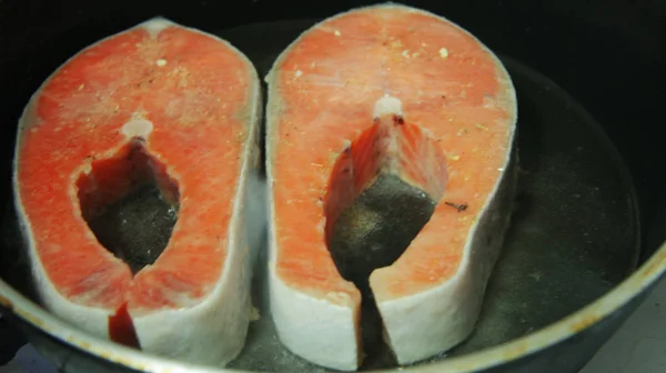 三文鱼红色的鱼在锅里炒 — 图库照片