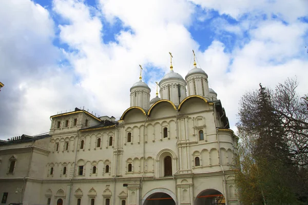 Kremlin van Moskou Fort en de kathedraal van het Kremlin binnen een herfst t — Stockfoto