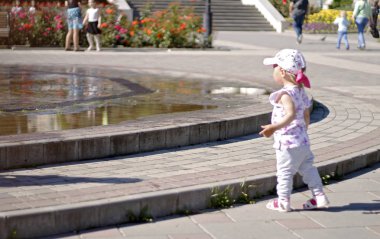 Çocuklar sıçramasına fontain şehir merkezinde yakın