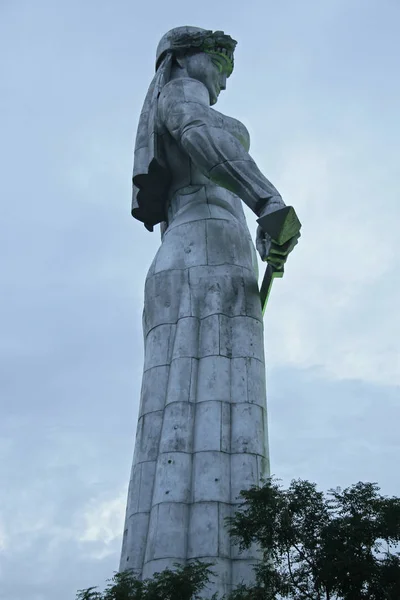 Standbeeld van de moeder van Georgië in Tbilisi, Georgië — Stockfoto