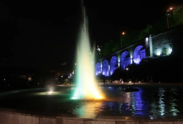 在夜里歌唱在第比利斯日科广场喷泉 — 图库照片