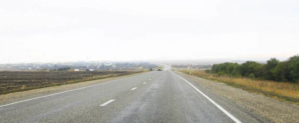 Paesaggio autostradale con auto in movimento durante il giorno — Foto Stock