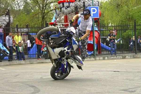 Moto stile libero pilota acrobazia sulla piazza — Foto Stock