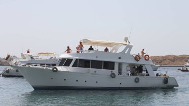 Beyaz gemi kırmızı deniz yoluyla taşıma