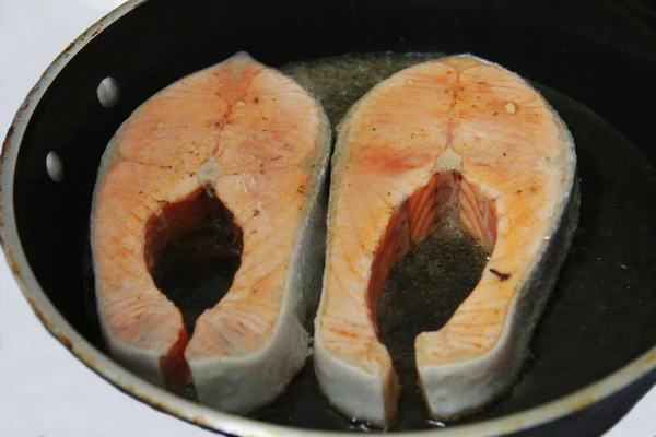 Salmón pescado rojo frito en la sartén —  Fotos de Stock