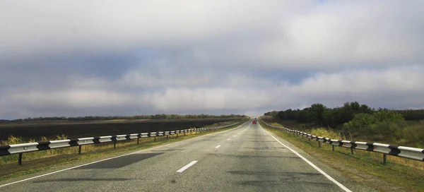Krajobraz autostrady z ruchu samochodów w ciągu dnia — Zdjęcie stockowe