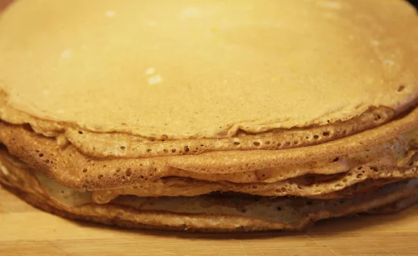 Pila de panqueques caseros en tabla de cocción de madera — Foto de Stock