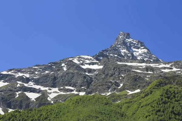 Kaukasus bergen sommartid. Det Dombai bergslandskapet — Stockfoto