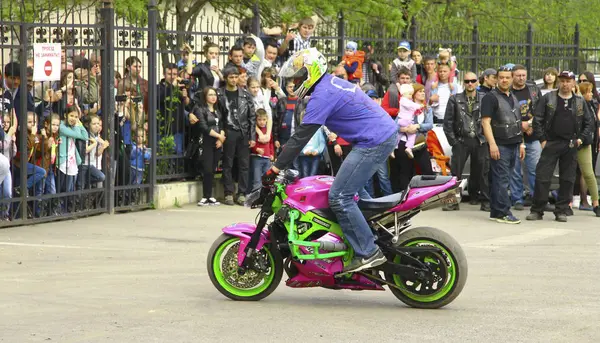 Moto estilo libre piloto de acrobacias en la plaza — Foto de Stock