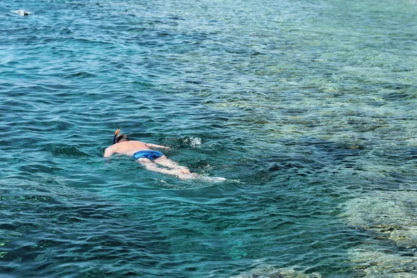 Женщина-фотограф, ныряющая в воду Красного моря — стоковое фото