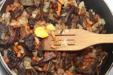 Mantar havuç ve soğan ile tavada kızarmış