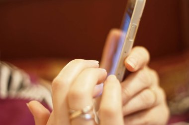 Kadın eli smartphone tutun ve dokunmatik bir ekran