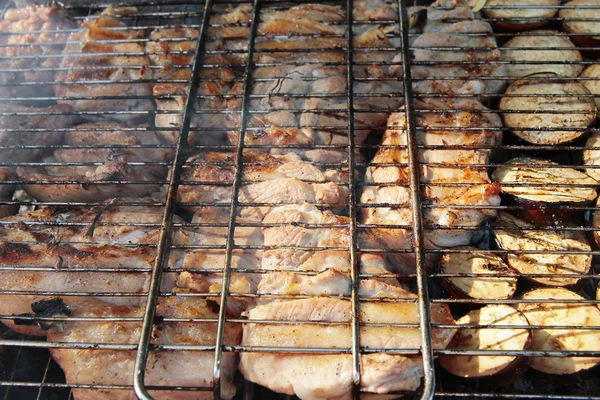 Barbecue gebakken op het vreugdevuur en kolen — Stockfoto