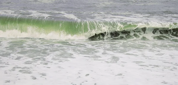 Paisaje tormentoso del mar Negro y olas enormes — Foto de Stock