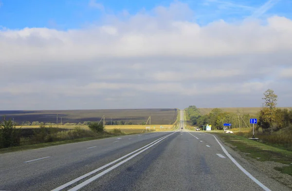 Paesaggio autostradale con auto in movimento durante il giorno — Foto Stock