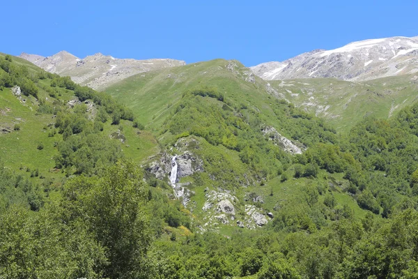 Verão nas montanhas do Cáucaso. A paisagem da montanha Dombai — Fotografia de Stock