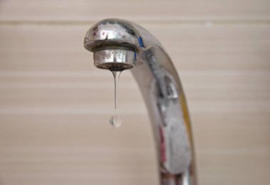 Vinç aşağı düşen su damlaları