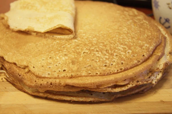 Stapel huisgemaakte pannenkoeken op hout koken bestuur — Stockfoto