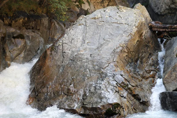 渓谷の中を流れる野生の山川 — ストック写真