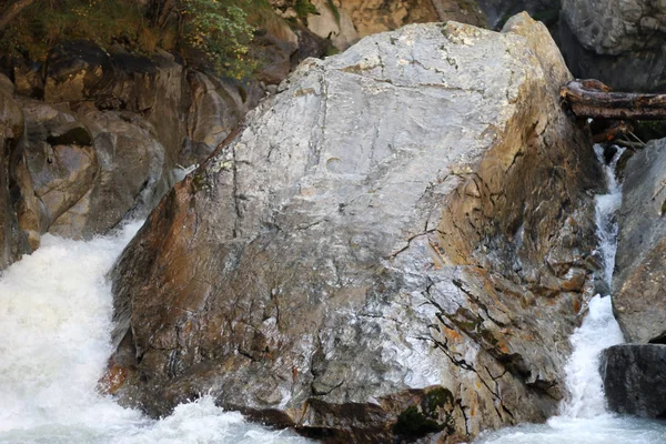 Wild mountain river flowing in the canyon — Stock Photo, Image