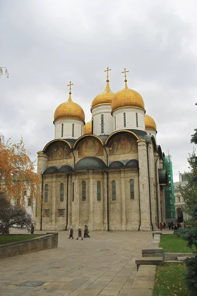 Moskova Kremlin kale ve Kremlin katedral içinde bir sonbahar t — Stok fotoğraf