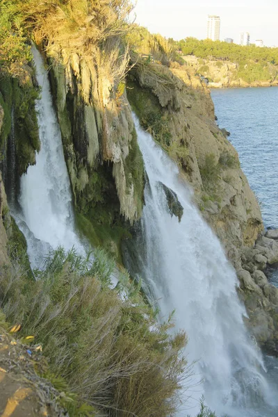 Düdens vattenfall. Antalya, Turkiet. Medelhavets strand — Stockfoto