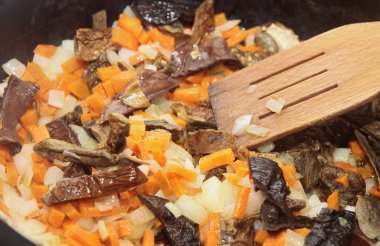 Mantar havuç ve soğan ile tavada kızarmış