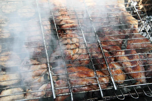 Churrasco frito na fogueira e carvão — Fotografia de Stock