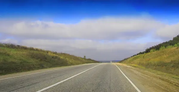 Highway landskap med rörliga bilar på dagtid — Stockfoto