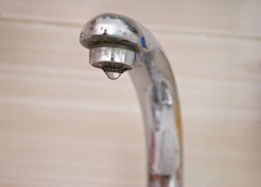 Vinç aşağı düşen su damlaları