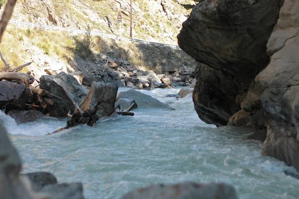 Río salvaje de montaña que fluye en el cañón — Foto de Stock