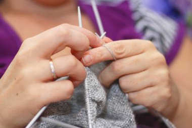 Kadın ile gelen doğal yün örgü iğneleri gri kazak dokuma kumaşlar