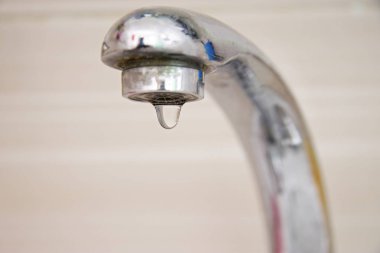 Vinç aşağı düşen su damlaları