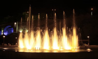 Rike Meydanı Tbilisi Çeşmede geceleri şarkı