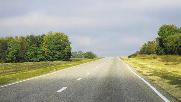 Paesaggio autostradale con auto in movimento durante il giorno — Foto Stock