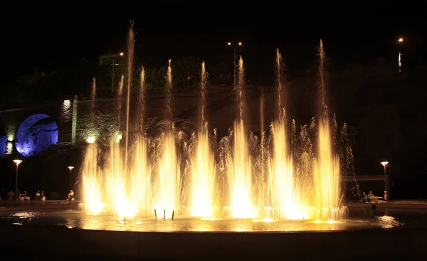 Fuente de canto en la plaza Rike Tbilisi por la noche —  Fotos de Stock