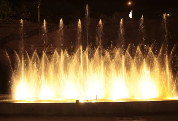Sjungande fontänen på Rike square Tbilisi på natten — Stockfoto