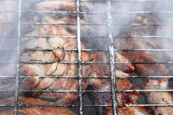 Grill am Lagerfeuer und Kohlen gebraten — Stockfoto