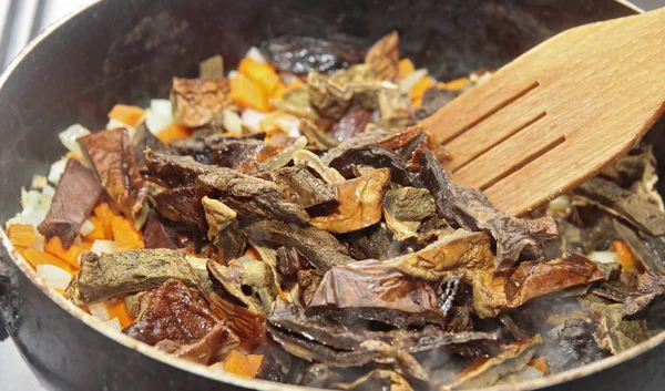 Cogumelos fritos na panela com cenoura e cebola — Fotografia de Stock