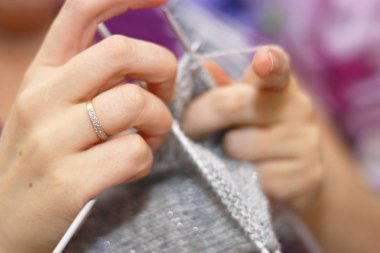 Kadın ile gelen doğal yün örgü iğneleri gri kazak dokuma kumaşlar