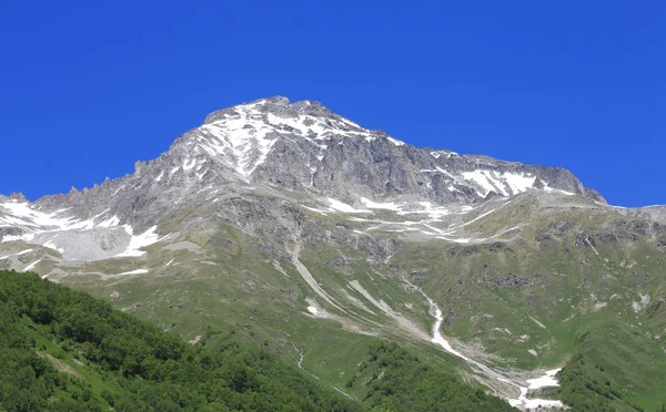 Montagnes du Caucase l'été. Le paysage montagneux de Dombai — Photo