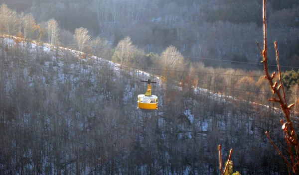 Cableway et caucas montagnes heure d'hiver Fédération de Russie — Photo