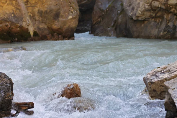 Fiume selvaggio di montagna che scorre nel canyon — Foto Stock