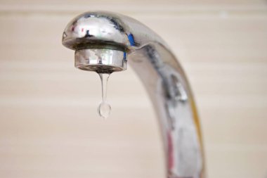 Vinç aşağı düşen su damlaları