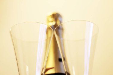 Bir şişe şampanya ve bir çift bardak 